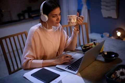 How to Make Money at Night Online: 13 Ideas for Night Owls to Cash in